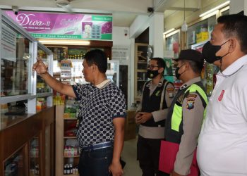 Kasatnarkoba Polresta Tanjungpinang, AKP Efendi saat Mendatangi Apotek dan Swalayan yang ada di Tanjungpinang, foto : ist