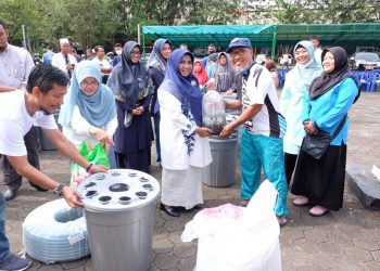 Walikota Tanjungpinang, Rahma saat menyerahkan bantuan budidaya ikan air tawar, foto: ist