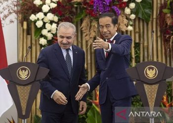 Presiden Joko Widodo (kanan) berbincang dengan Perdana Menteri Palestina Mohammad IM Shtayyeh menyampaikan pernyataan pers di Istana Kepresidenan Bogor, Jawa Barat, Senin (24/10/2022). ANTARA FOTO/Sigid Kurniawan/foc/pri.