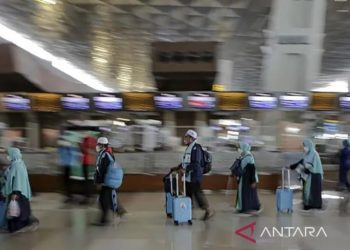 Arsip - Sejumlah calon jamaah umrah berjalan di Terminal 3 Bandara Internasional Soekarno-Hatta, Tangerang, Banten, Sabtu (8/1/2022). (ANTARA FOTO/FAUZAN)