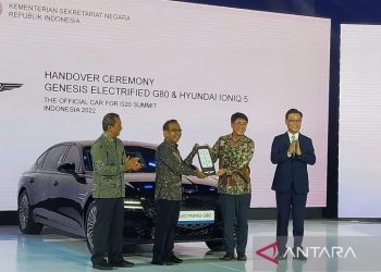 Prosesi penyerahan mobil listrik dari Hyundai ke Kementerian Sekretariat RI di Tenis Indoor Senayan, Jakarta Selatan, Selasa (25/10/2022) (ANTARA/Lifia Mawaddah Putri)