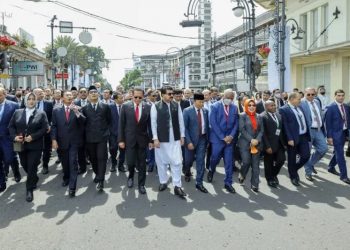 Para pimpinan MPR RI bersama delegasi konferensi internasional pimpinan MPR sedunia berjalan kaki menuju Gedung Merdeka di di Jalan Asia Afrika, Bandung, Jawa Barat, Selasa (25/10/2022). (ANTARA/HO-Humas MPR RI)