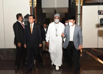 Pimpinan MPR RI Fadel Muhammad (kiri) dan Hidayat Nur Wahid (kanan) menerima kedatangan delegasi konferensi forum pimpinan MPR sedunia di Bandung, Jawa Barat, Senin (24/10/2022). (ANTARA/HO-Humas MPR RI)