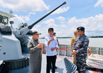 Presiden Jokowi dalam perjalanan menuju ke IKN via jalur laut, Selasa (25/10/2022). (Foto: BPMI Setpres/Laily Rachev)