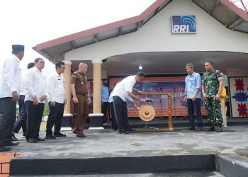 Pemukulan Gong oleh Bupati Natuna, menandakan acara resmi dimulai