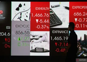 Beri panduan investasi syariah, BEI luncurkan Indeks IDX Sharia Growth
Seorang pria melintas di depan layar digital pergerakan harga saham di gedung BEI, Jakarta, Selasa (11/10/2022). . ANTARA FOTO/Akbar Nugroho Gumay/hp.