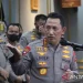 Kapolri Jenderal Pol Listyo Sigit Prabowo (kanan) memberikan keterangan pers terkait penetapan tersangka kasus tragedi Kanjuruhan di Mapolresta Malang, Jawa Timur, Kamis (6/10/2022). Polri menetapkan enam tersangka dalam kasus tragedi Kanjuruhan yakni Dirut Liga Indonesia Baru (LIB) berinisial AHL, Ketua Panitia Pelaksana (Panpel) pertandingan berinisial AH, Kepala Keamanan pertandingan berinisial SS, Kabag Ops Polres Malang berinisial WS, anggota Brimob Polda Jatim berinisial H dan anggota Samaptha Polres Malang berinisial BSA. ANTARA FOTO/Fajar Ali/rwa.