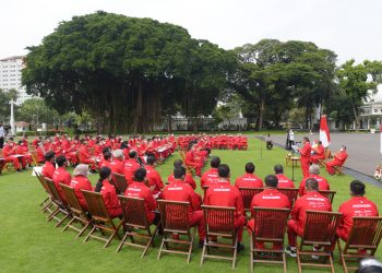 Menpora Zainudin Amali saat mendampingi Presiden Jokowi memberikan bonus kepada para atlet ASEAN Paragames XI Surakarta Tahun 2022, di halaman depan Istana Merdeka, Jakarta, Senin (28/11/2022) pagi. (Foto: Humas Setkab/Agung)