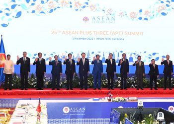 Presiden Jokowi beserta pemimpin ASEAN dan pemimpin RRT, Jepang, dan Republik Korea mengikuti KTT ke-25 APT di Hotel Sokha, Phnom Penh, Sabtu (12/11/2022). (Foto: BPMI Setpres/Kris)