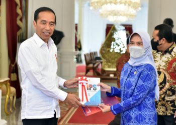 Presiden Jokowi menerima IHPS dan LHP Semester I Tahun 2022 dari Ketua BPK Isma Yatun, Selasa (01/11/2022), di Istana Merdeka, Jakarta. (Foto: Humas Setkab/Jay)