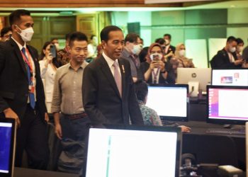 Presiden Jokowi mengunjungi Media Center KTT G20 Bali, Senin (14/11/2022), di BICC. (Foto: Humas Setkab/Rahmat)