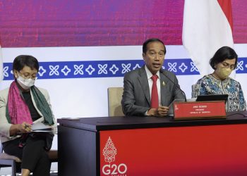 Presiden Jokowi didampingi Menlu Retno Marsudi dan Menkeu Sri Mulyani memberikan pernyataan pers, di BICC, Bali, Rabu (16/11/2022). (Foto: Humas Setkab/Rahmat)