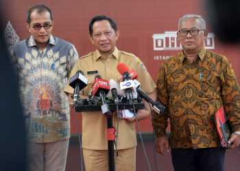 Mendagri Tito Karnavian, Wamenkumham Eddy Hiariej, dan Marcus Priyo Gunarto memberikan keterangan pers usai mengikuti Ratas di Kantor Presiden, Jakarta, Senin (28/11/2022). (Foto: Humas Setkab?Rahmat)