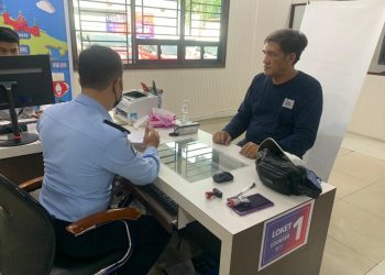 Pemohon Paspor saat di Kantor Imigrasi Kelas I Tanjungpinang, foto : Mael/detak.media