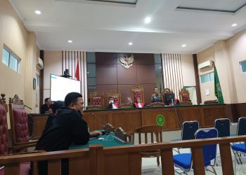 Suasana Sidang Perdana Terdakwa Lea Lindrawijaya Suroso dan Wiswirya Deni selaku Bendahara, yang ditunda di PN Tanjungpinang, foto : Mael/detak.media