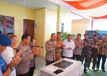 Irwasum Polri bersama Bupati Natuna (tengah) usai meresmikan rumah dinas Kapolsek Bunguran Timur (foto : istimewa)