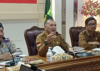 Wabup Natuna Rodhial Huda (tengah) Didampingi Sekda Boy Wijanarko (kanan) serta Kepala BPN Natuna (kiri)