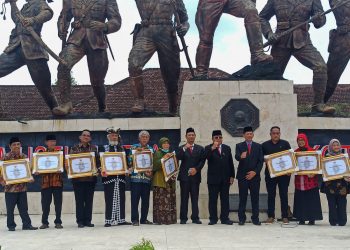 Ketua DPRD Kota Blitar (kiri dari Walikota) saat foto bersama dengan simpatisan Museum Peta, foto: Dani ES/detak.media