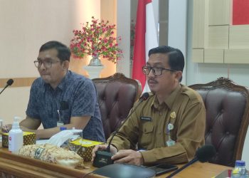 Sekda Natuna Boy Wijanarko (kanan), bersama Kepala BPJS