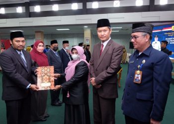 Walikota Tanjungpinang, Rahma saat menyerahkan SK kepada salah seorang Penjabat Administrator, Adi Firmansyah, foto: ist