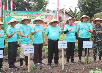 Walikota Blitar Santoso, saat foto bersama dengan KWT setelah ikuti penanaman umbi-umbian, foto: Dani ES/ detak.media