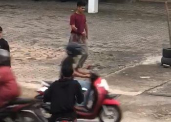 Potongan video viral, yang memperlihatkan korban berlumuran darah usai dibacok rekannya, foto : ist