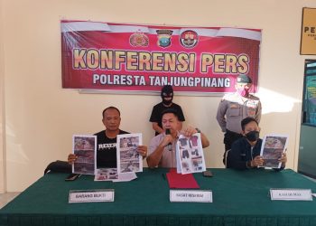 Kasatreskrim Polresta Tanjungpinang, AKP Ronny Burungudju dan Kanit Opsnal, Ipda Freddy Simanjuntak saat Konferensi Pers, foto: Mael/detak.media