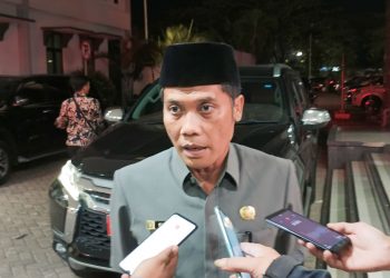 Ketua DPRD Kabupaten Blitar, saat di wawancarai oleh awak media, foto: Dani ES/detak.media