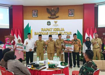 Walikota Blitar Santoso (tengah) bersama pengurus Baznas dan warga penerima manfaat zakat, foto: Dani ES/detak.media