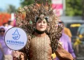 Seorang peserta mengenakan pakaian bermotif sulam Karawo pada Karnaval Budaya Multi Etnis di Pentadio, Kabupaten Gorontalo, Gorontalo, Minggu (20/11/2022). ANTARA/Adiwinata Solihin