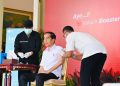 Presiden Jokowi menerima vaksinasi COVID-19 penguat kedua di halaman Istana Kepresidenan Bogor, Jawa Barat, pada Kamis (24/11/2022). (Foto: BPMI Setpres/Laily Rachev)