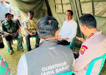 Presiden Jokowi menggelar rapat terbatas bersama jajarannya di lokasi pengungsian korban gempa Cianjur di Taman Prawatasari, Kabupaten Cianjur, Provinsi Jawa Barat, Selasa (22/11/2022). (Foto: BPMI Setpres/Laily Rachev)