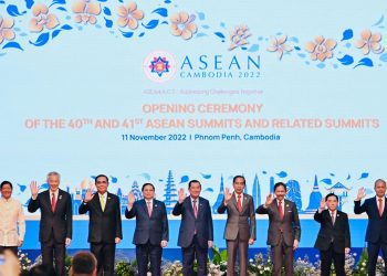 Presiden Joko Widodo dan Ibu Iriana Joko Widodo menghadiri Upacara Pembukaan KTT ASEAN ke-40 dan ke-41 serta KTT Terkait lainnya di Hotel Sokha, Phnom Penh, Jumat (11/11/2022) pagi. Foto: Laily Rachev