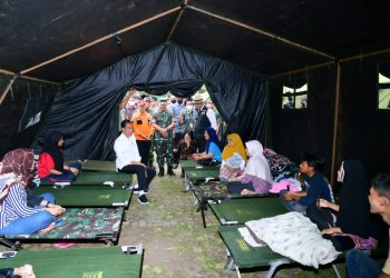 Presiden Jokowi saat meninjau langsung lokasi terdampak gempa bumi di tenda pengungsian di Taman Prawatasari, Kabupaten Cianjur, Provinsi Jawa Barat, pada Selasa (22/11/2022). (Foto: BPMI Setpres/Muchlis Jr)