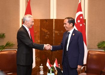 Presiden Jokowi dan PM Singapura Lee Hsien Loong saat melakukan pertemuan bilateral di Hotel Sofitel, Phnom Penh, Kamis malam (10/11/2022). (Foto: BPMI Setpres/Kris)