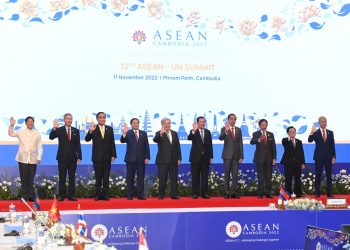 Presiden Jokowi berfoto bersama pemimpin negara ASEAN dan Sekjen PBB pada KTT ASEAN-PBB di Hotel Sokha, Phnom Penh, Jumat (11/11/2022). (Foto: BPMI Kris)