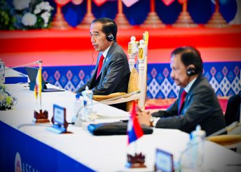 Presiden Jokowi saat berbicara pada sesi retreat KTT ASEAN Ke-41 yang membahas implementasi 5-point consensus (5PC) di Myanmar, pada Jumat (11/11/2022) di Hotel Sokha, Phnom Penh. (Foto: BPMI Setpres/Laily Rachev)