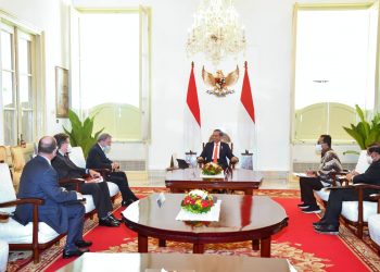 Presiden Jokowi didampingi Menhub Budi Karya Sumadi dan Seskab Pramono Anung menerima kunjungan Presiden Boeing International Michael Arthur beserta delegasi di Istana Merdeka, Jakarta, Rabu (02/11/2022). (Foto: BPMI Setpres/Rusman)