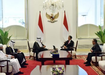 Presiden Jokowi saat menerima Sekjen Abu Dhabi Peace Forum Al-Mahfouz bin Abdullah bin Bayyah, di Istana Merdeka, Jakarta, Senin (07/11/2022) pagi. (Foto: Humas Setkab/Jay)