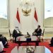 Presiden Jokowi saat menerima Sekjen Abu Dhabi Peace Forum Al-Mahfouz bin Abdullah bin Bayyah, di Istana Merdeka, Jakarta, Senin (07/11/2022) pagi. (Foto: Humas Setkab/Jay)