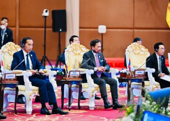 Presiden Jokowi saat menghadiri pertemuan pemimpin ASEAN dengan ASEAN Youth di Hotel Sokha, pada Kamis (10/11/2022), di sela penyelenggaraan KTT ASEAN di Phnom Penh, Kamboja. (Foto: BPMI Setpres/Laily Rachev)