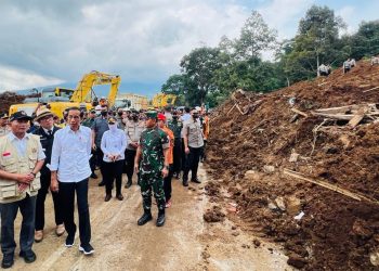 Presiden Jokowi saat meninjau langsung lokasi terdampak gempa bumi di Kecamatan Cugenang, Kabupaten Cianjur, Jabar, Selasa (22/11/2022). (Foto: BPMI Setpres/Laily Rachev)