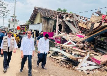 Presiden Jokowi meninjau langsung titik pusat gempa di Kecamatan Cugenang, Kabupaten Cianjur, Jawa Barat, Kamis (24/11/2022). (Foto: BPMI Setpres/Laily Rachev)