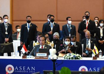 Presiden Jokowi didampingi Menlu Retno Marsudi pada KTT ASEAN-PBB di Hotel Sokha, Phnom Penh, Jumat (11/11/2022). (Foto: BPMI Setpres/Kris)