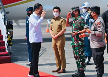 Presiden Jokowi melakukan kunjungan kerja ke Jawa Timur. Jumat (04/11/2022), dan disambut Wakil Gubernur Jawa Timur Emil Elestianto Dardak di Bandara Internasional Juanda, Kabupaten Sidoarjo. (Foto: Laily Rachev)