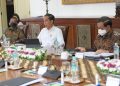 Presiden Jokowi didampingi Mensesneg Pratikno dan Seskab Pramono Anung saat meminpin ratas mengenai kebijakan cukai hasil tembakau tahun 2023, Kamis (03/11/2022), di Istana Kepresidenan Bogor, Jawa Barat. (Foto: Humas Setkab/Rahmat)