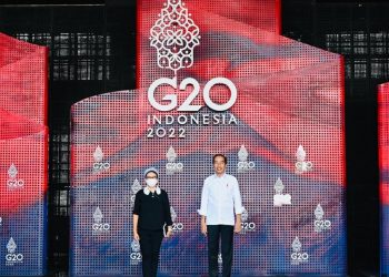 Presiden Jokowi didampingi Menlu Retno Marsudi saat meninjau secara sejumlah tempat yang akan dijadikan lokasi penyelenggaraan KTT G20, pada Selasa (08/11/2022). (Foto: BPMI Setpres/Laily Rachev)