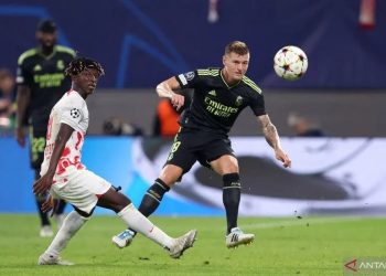 Gelandang Real Madrid asal Jerman Toni Kroos (kanan) berebut bola dengan gelandang Leipzig Amadou Haidara saat laga Grup F Liga Champions kontra RB Leipzig di Leipzig, Jerman, pada 25 Oktober 2022. ANTARA/AFP/RONNY HARTMANN.