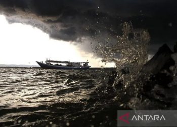 Ilustrasi - Perahu nelayan melintas ketika awan hitam menyelimuti kawasan Teluk Kendari, Sulawesi Tenggara. ANTARA FOTO/Ekho Ardiyanto/nz/aa.