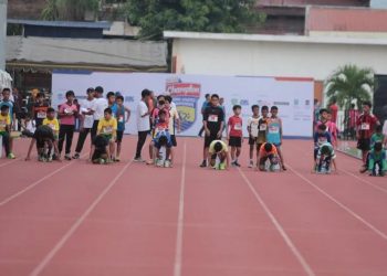 Para peserta nomor lari 60 meter tingkat SD sedang bersiap start pada Energen Champion SAC Indonesia 2022 East Java Qualifiers di Lapangan Atletik THOR Surabaya, Jumat (4/11/2022). ANTARA/HO-SAC Indonesia.